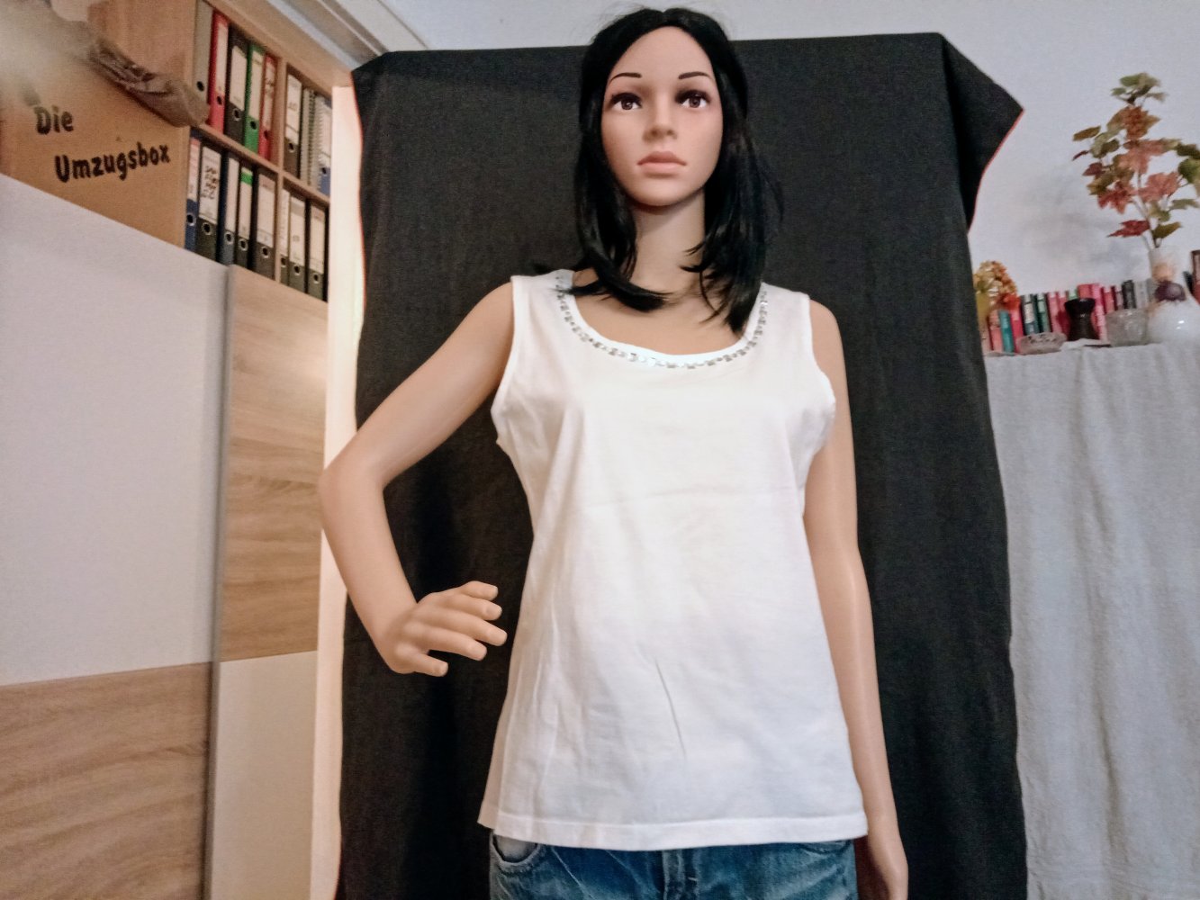 Schönes T-Shirt in weiß von Yorn mit Straps Steinen