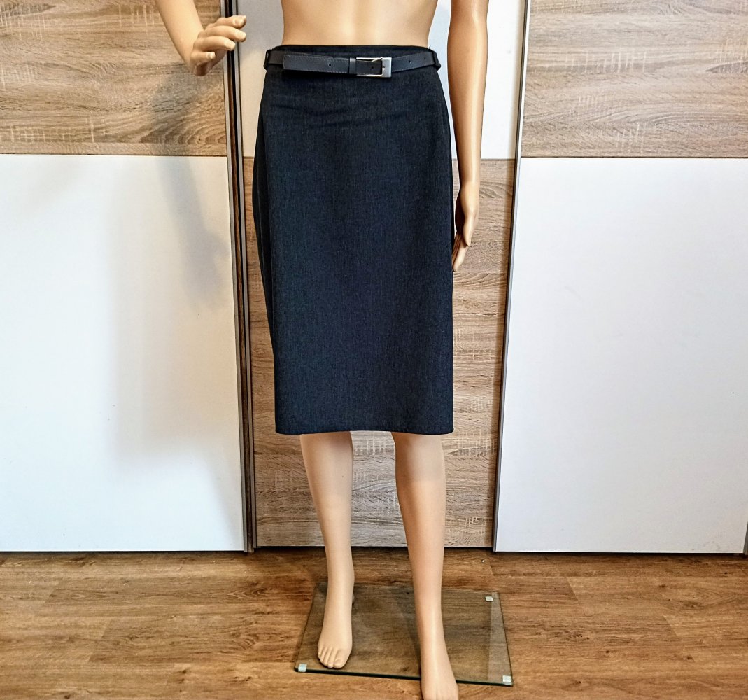 Schöner Rock in dunklem grau