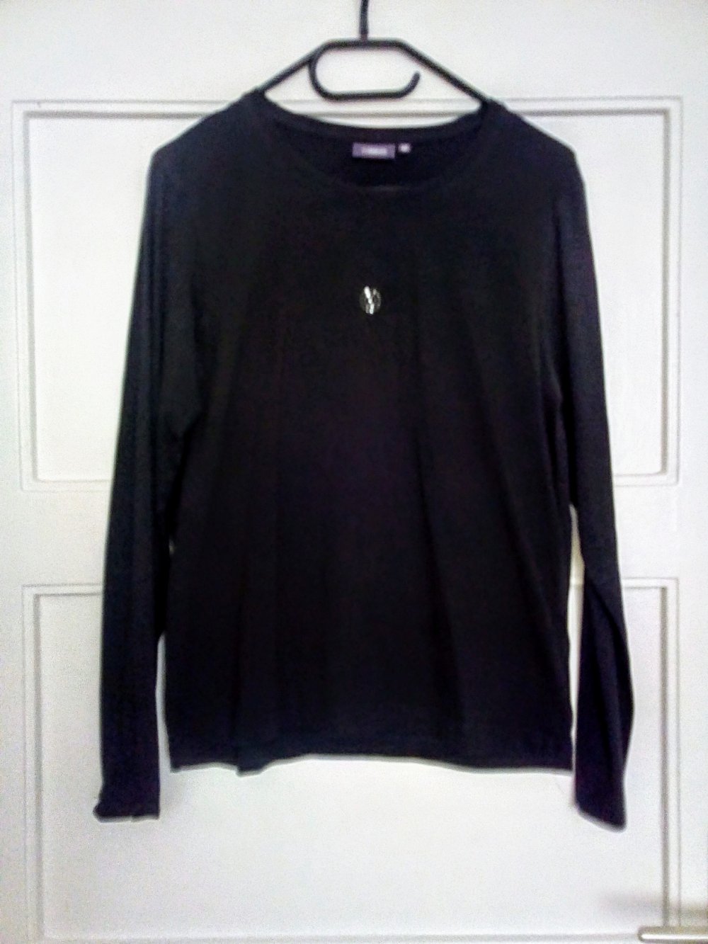 Sehr schönes Langarm-Shirt in schwarz 