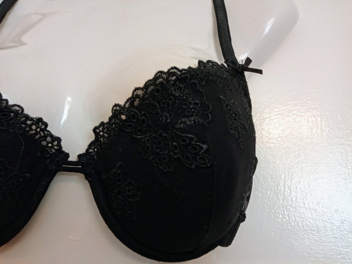 Sehr schönes BH in schwarz mit Spitze 