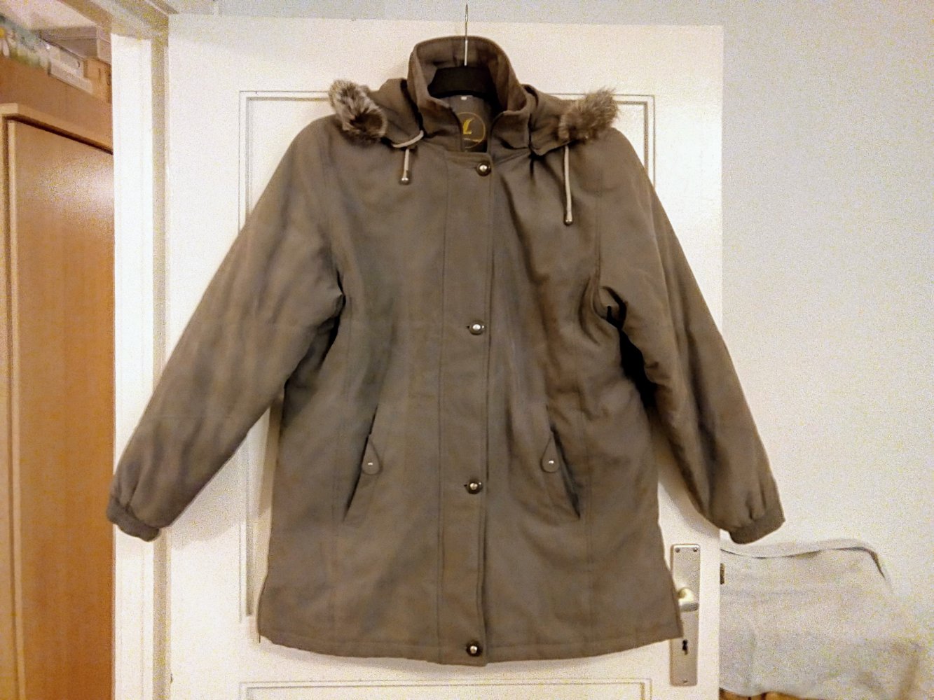 Sehr schöne Parka mit echtem Fell an der Kapuze 