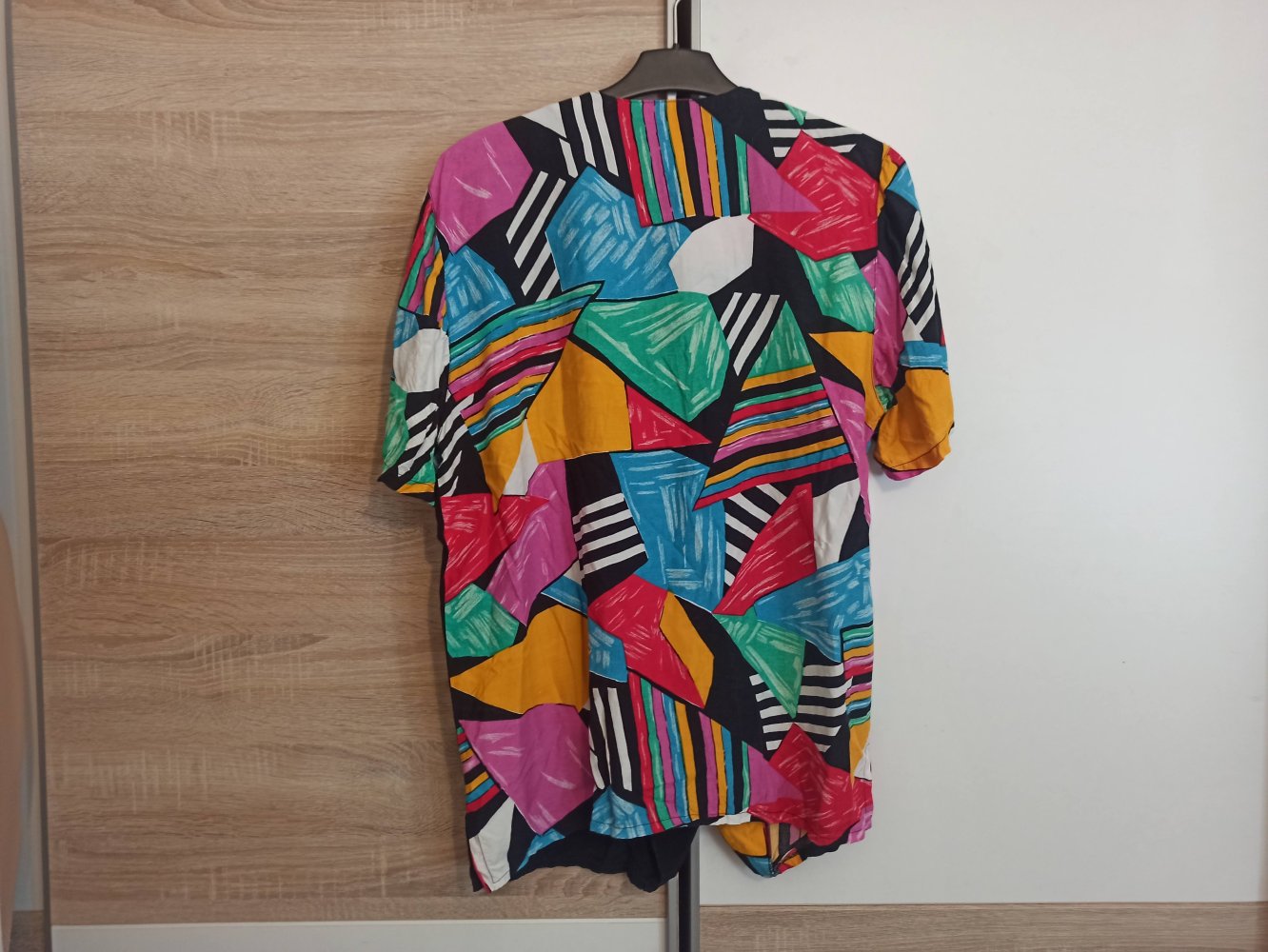 Schöne bunte Bluse mit Knöpfe