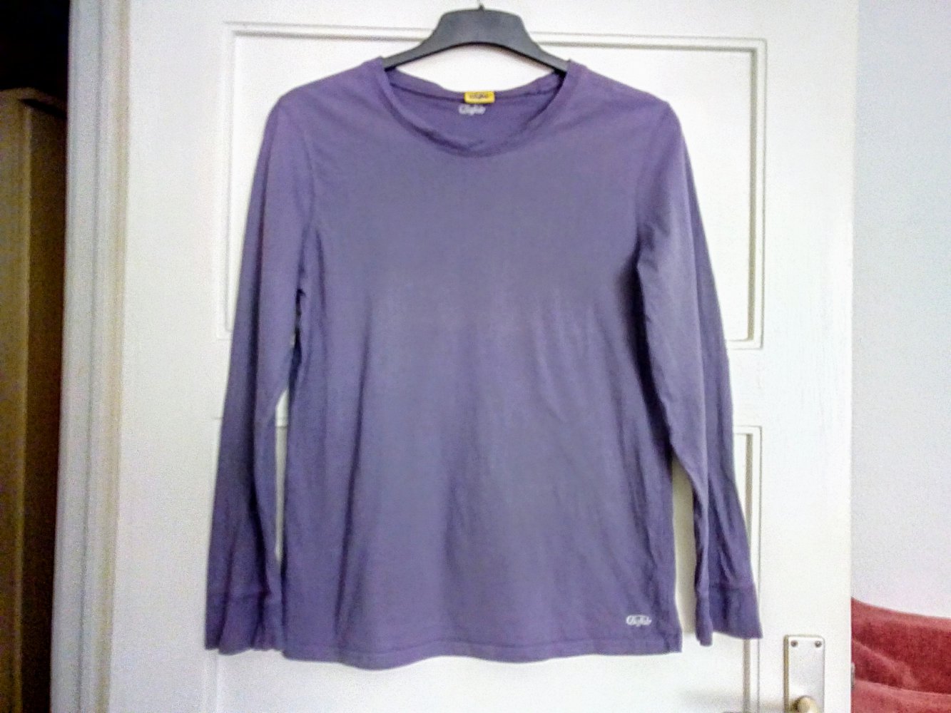 Sehr schönes Langarm-Shirt in in dunkles Lila von Buffalo