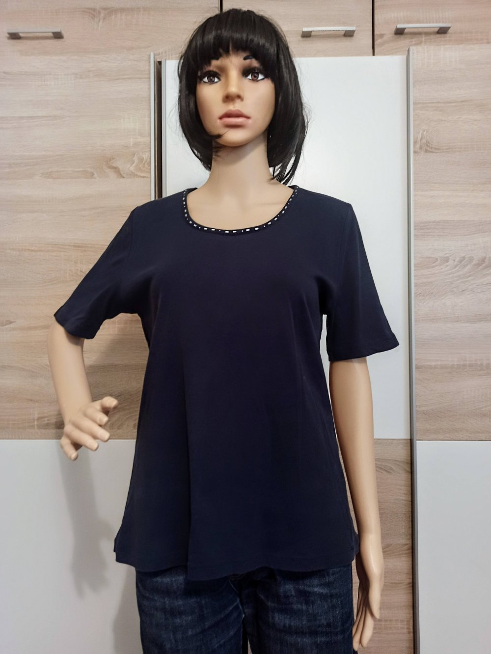 Schönes T-Shirt in marienblau mit Strasssteinen von Fabiani