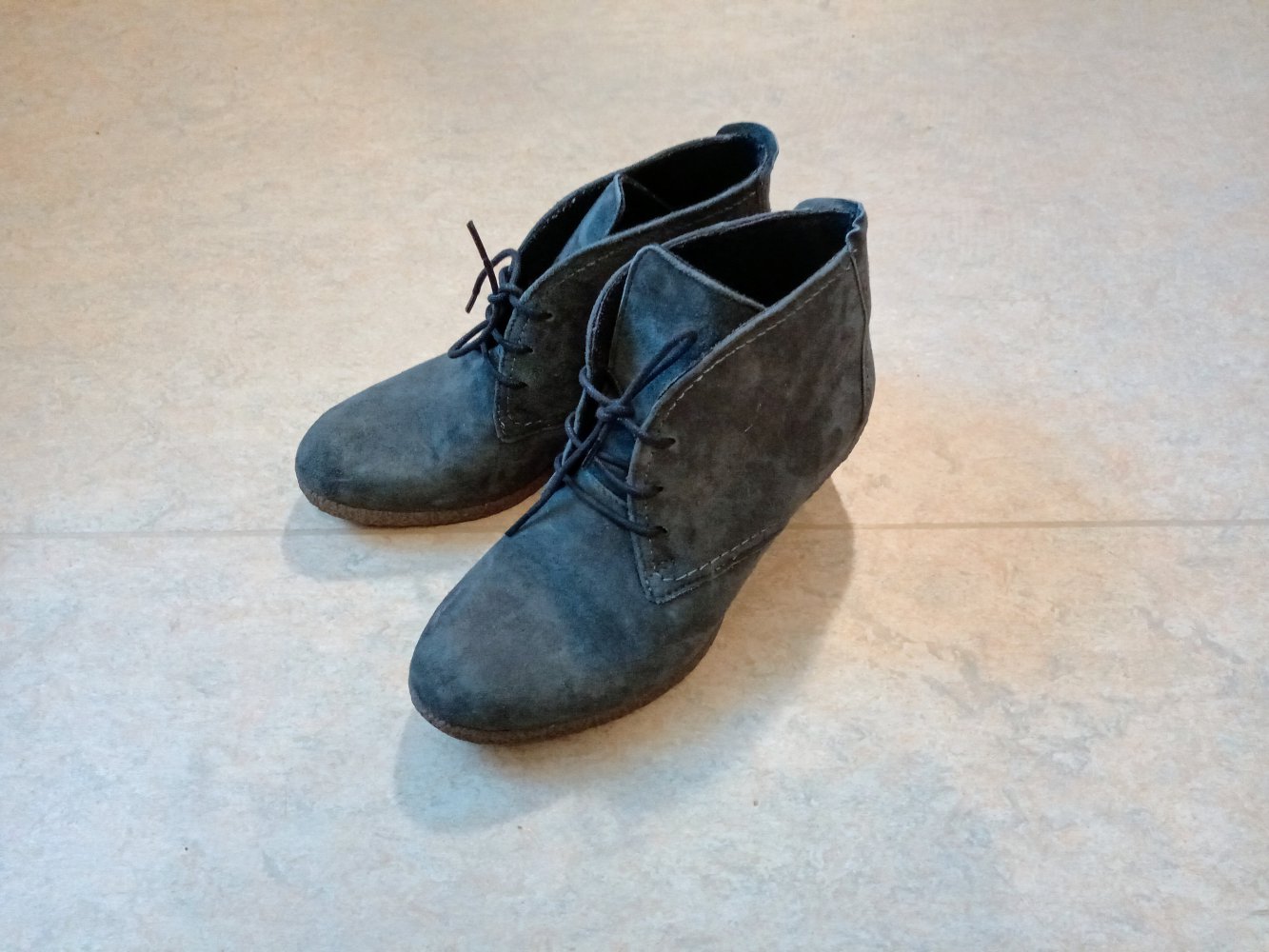 Tolle Wildleder Stiefeletten mit Keilabsatz