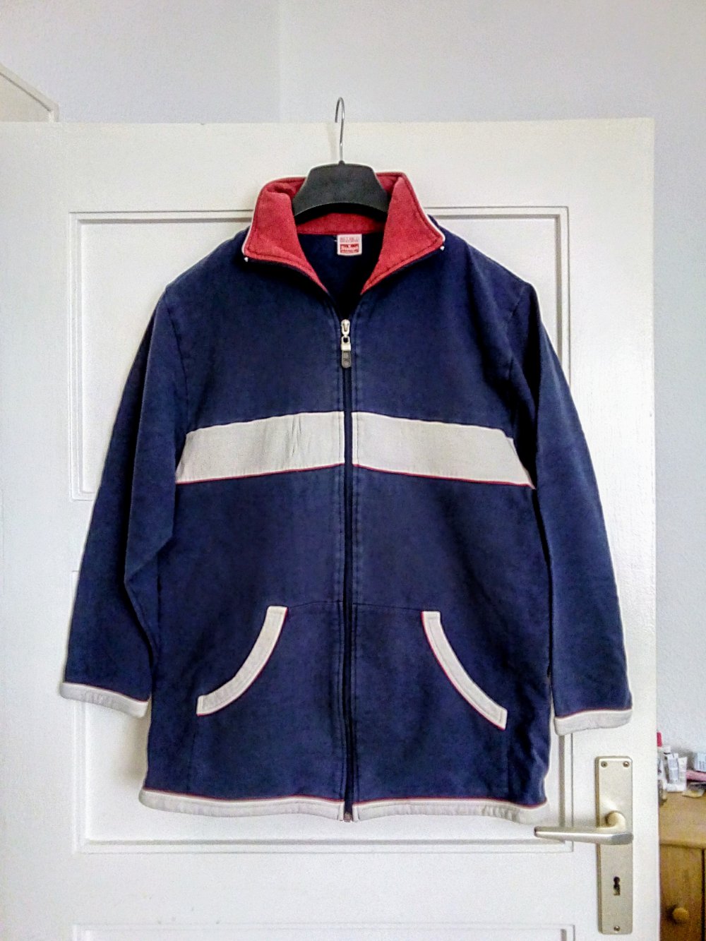 Schöne dunkelblaue Jacke von Triumph