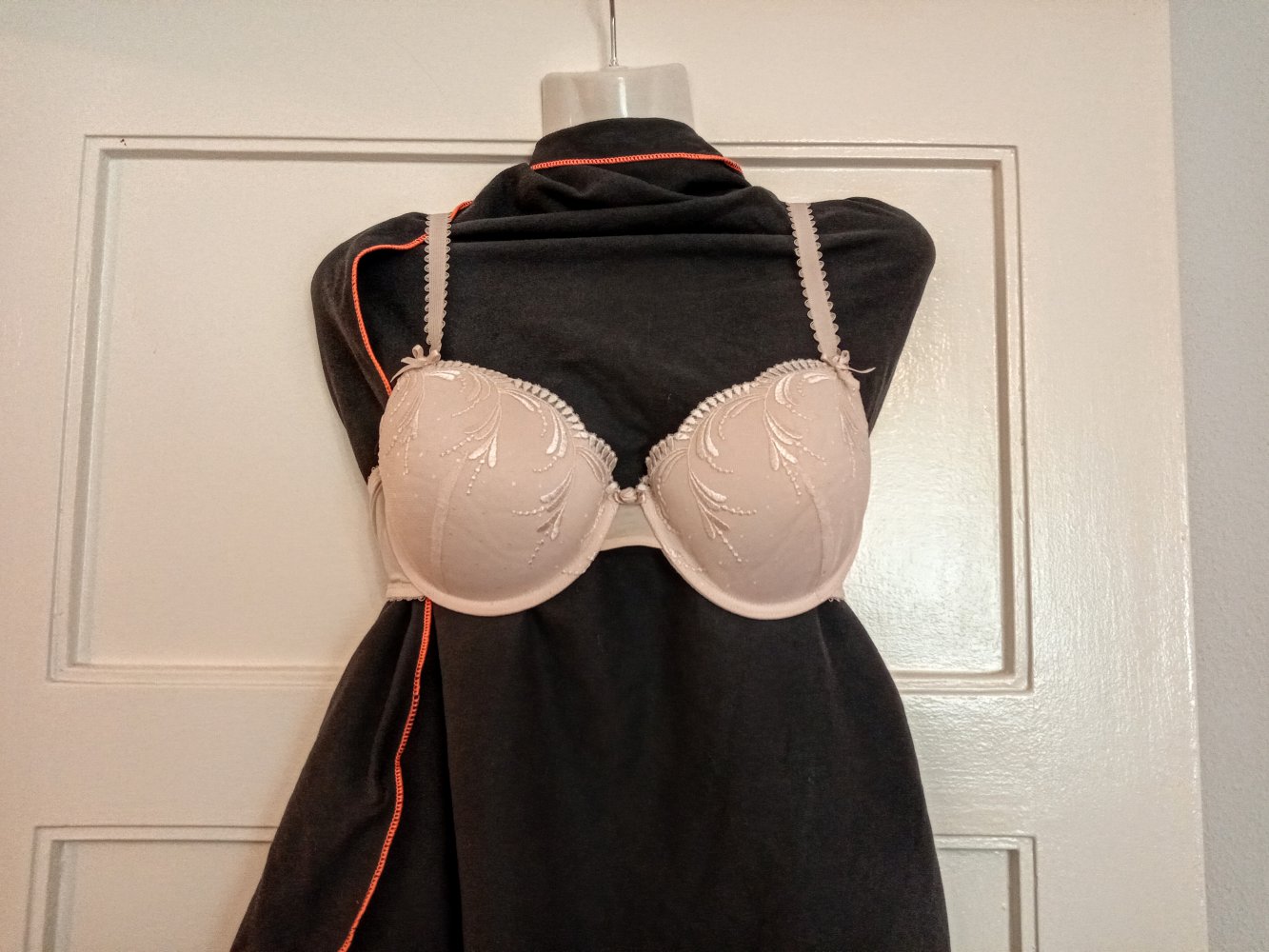 Sehr schönes BH in beige mit Spitze 