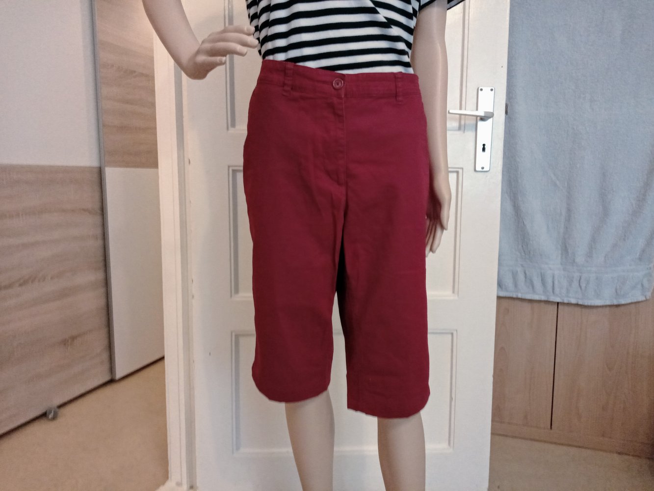 Sehr schöne Capri Hose in burgunderrot von Canda