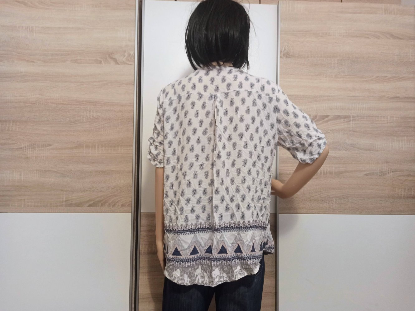 Schöne weise Bluse mit marienblauen Muster