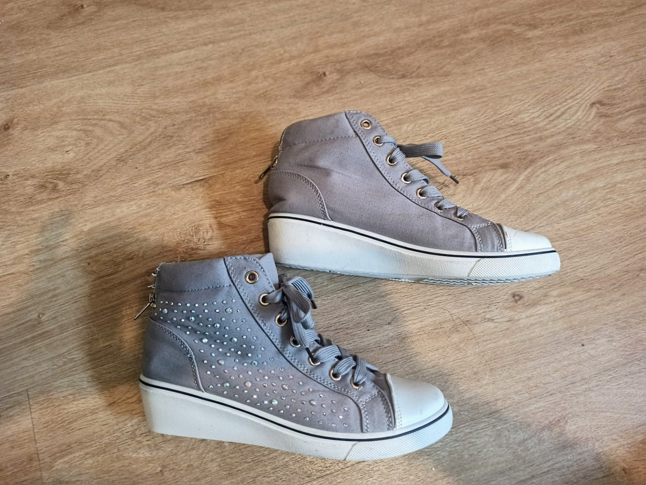 Schöne Damen Sneakers in grau mit Strasssteine von Bello Star