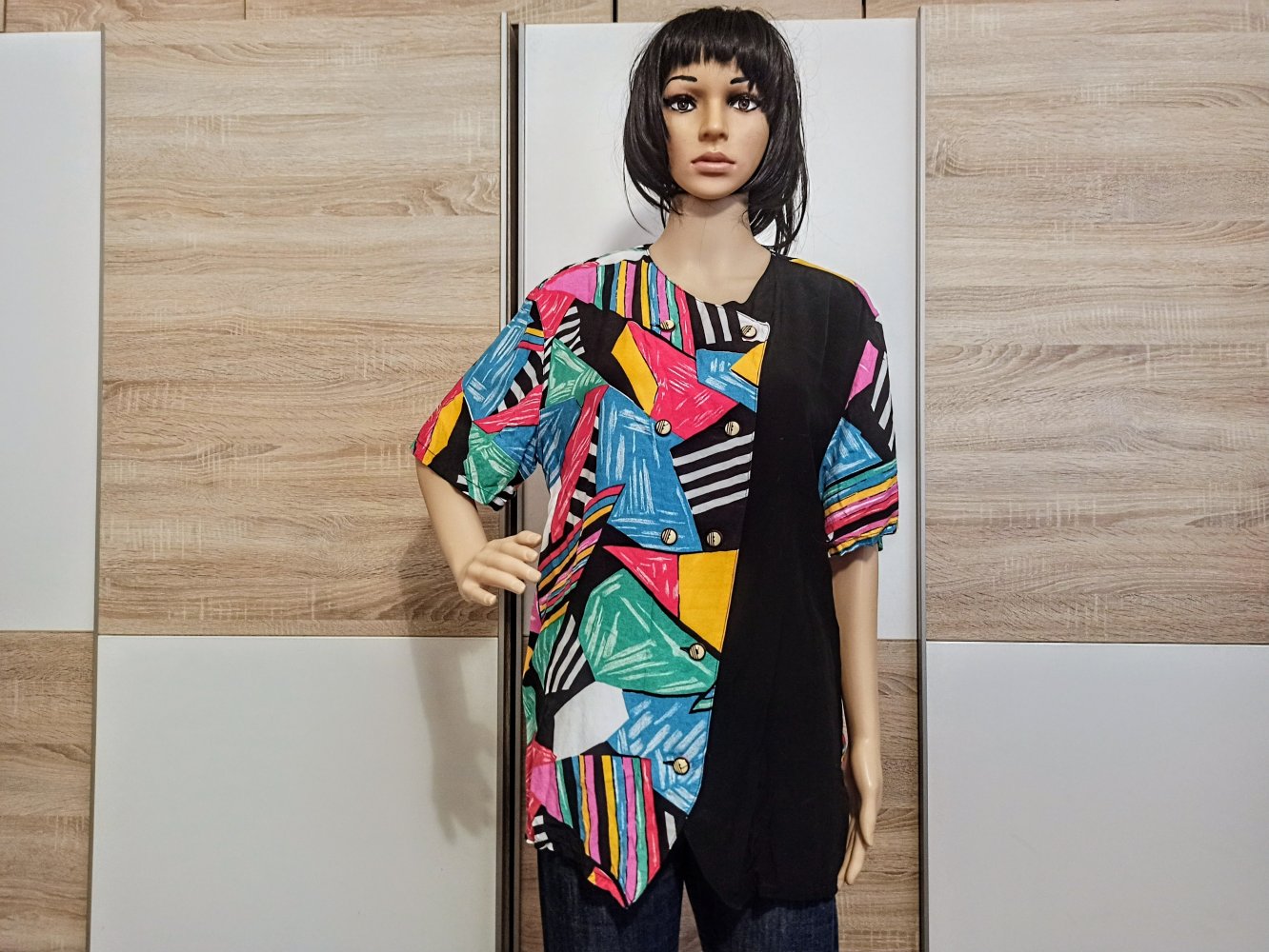 Schöne bunte Bluse mit Knöpfe