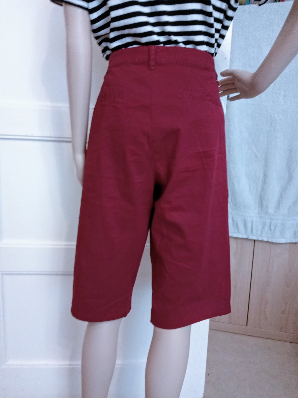 Sehr schöne Capri Hose in burgunderrot von Canda