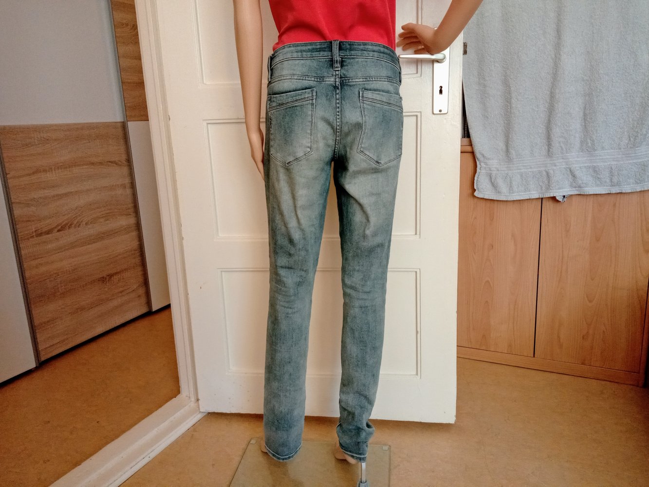 Schöne Jeanshose von Orsay mit Straps-Steinen 