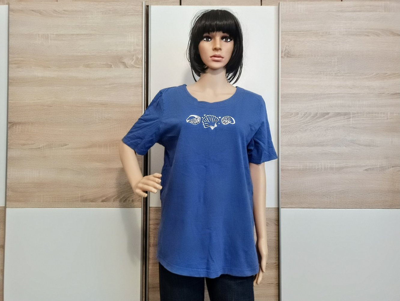 Schönes T-Shirt in blau mit weiße Muscheln