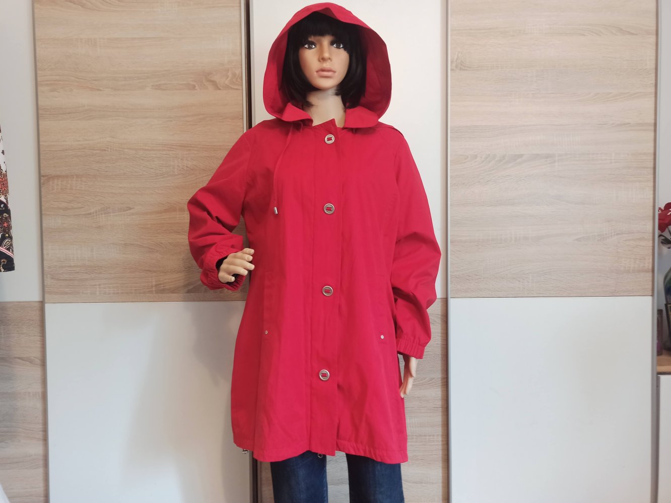 Schöne Jacke in rot von Fabiani mit Kapuze