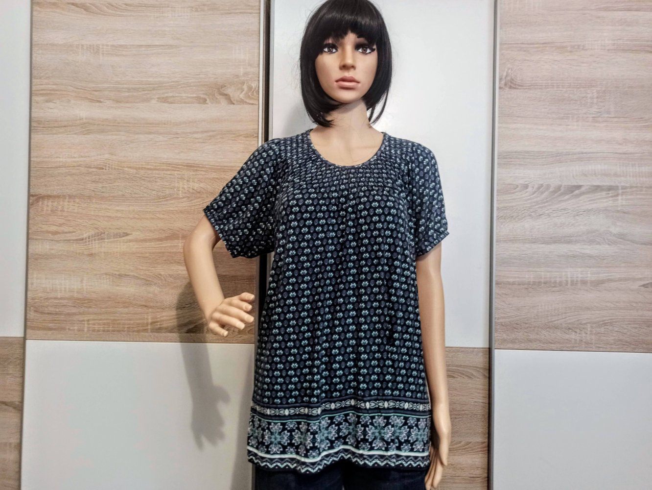 Schönes buntes T-Shirt von Infinuty mit kleine Blumennuster