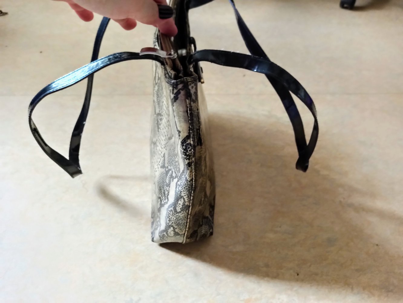 Schöne Damen Tasche in Schlangenmuster von Mylena 