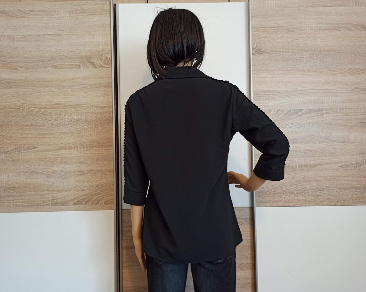 Schöne Bluse in schwarz mit Spitze von Vokalis