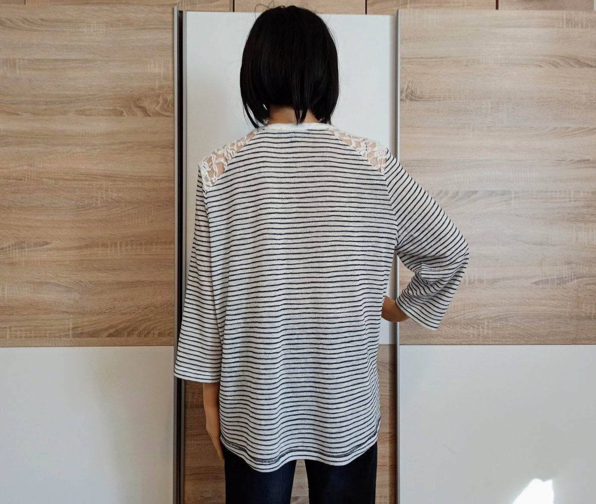 Schöner gestreifter Pullover mit Spitze von Yorn