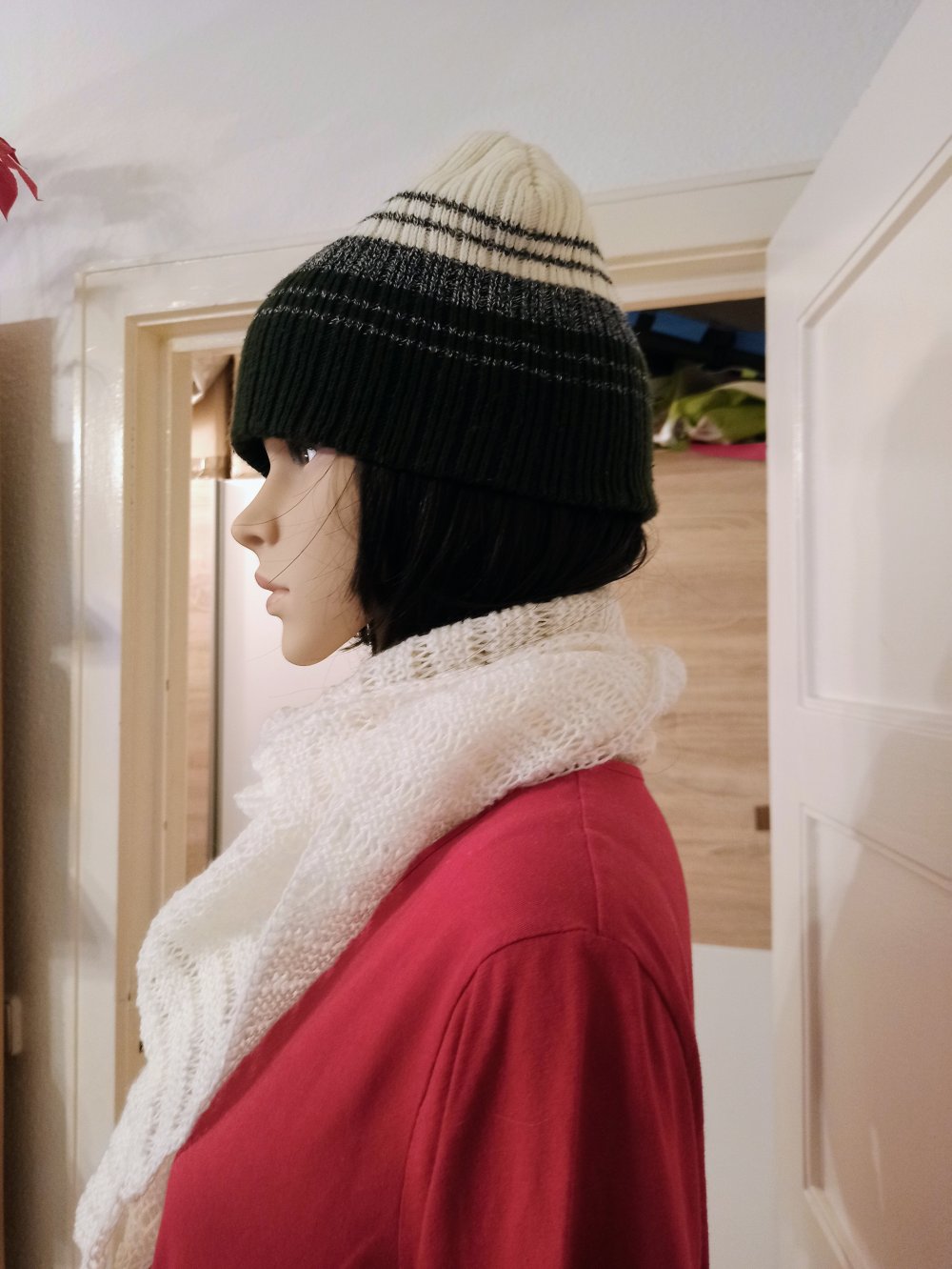 Schöner Mütze mit Schal schwarz-weiß 