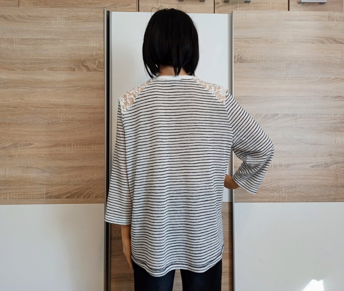 Schöner gestreifter Pullover mit Spitze von Yorn