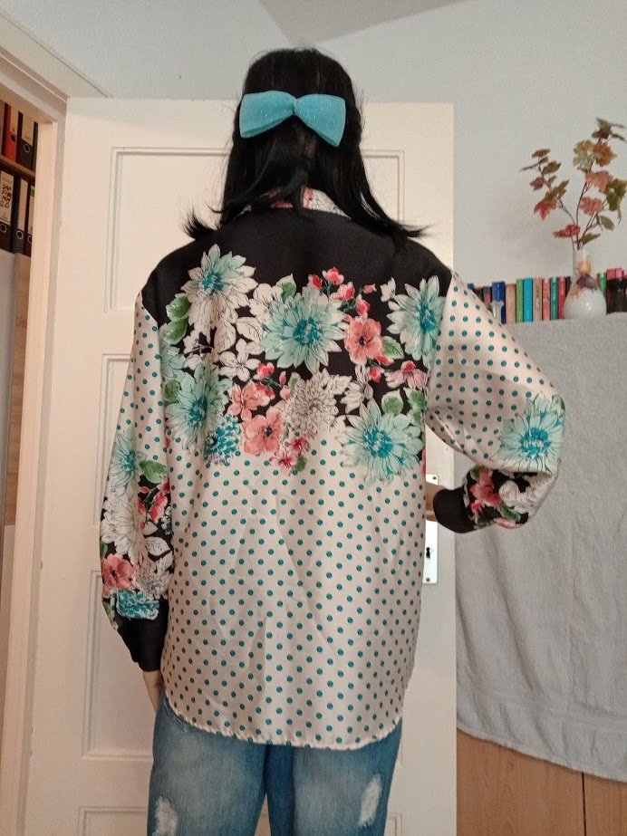 Schöne leichte Bluse von Zara mit blaue Punkten und Blumen Muster 