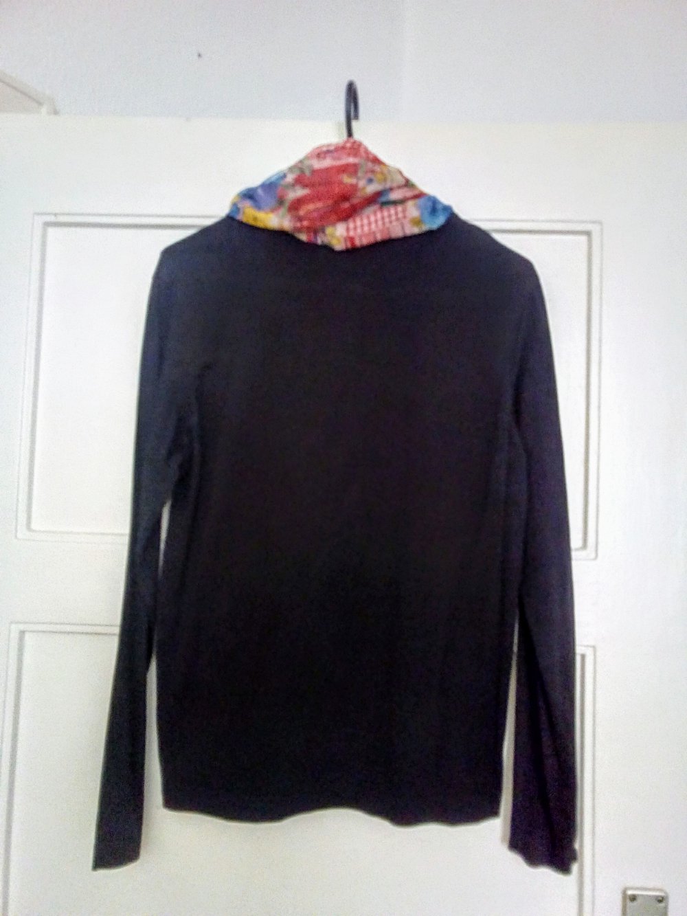 Sehr schönes Langarm-Shirt in schwarz 