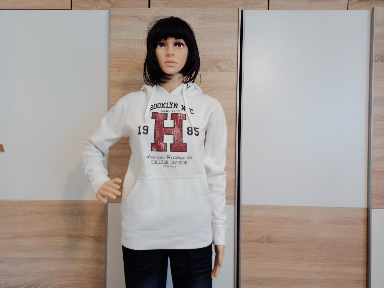 Schöner Hoodie-Pullover in weiß mit Kapuze von Smog