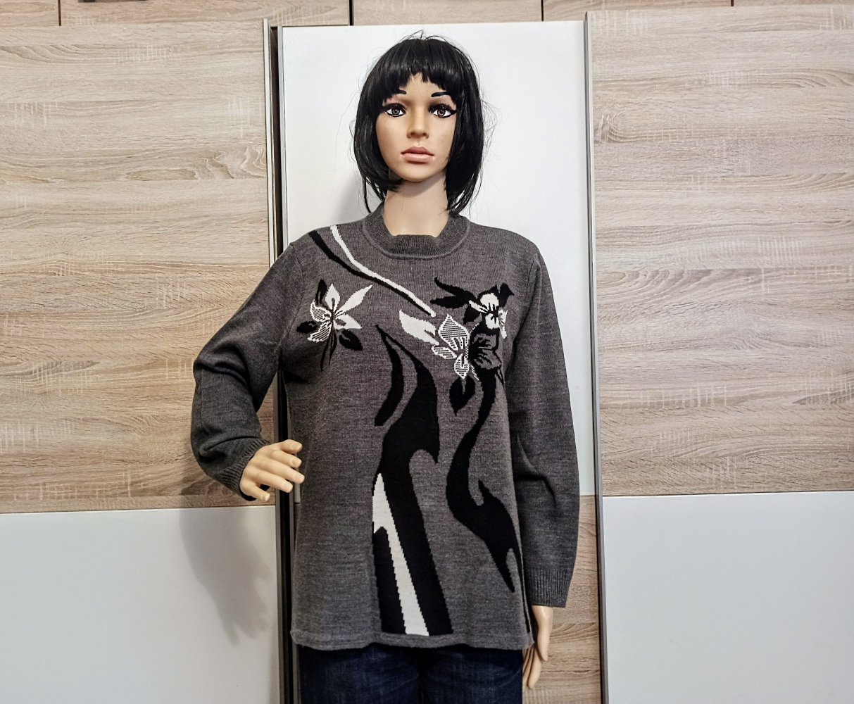 Schöner Pullover in grau/schwarz/weiß mit Blümen