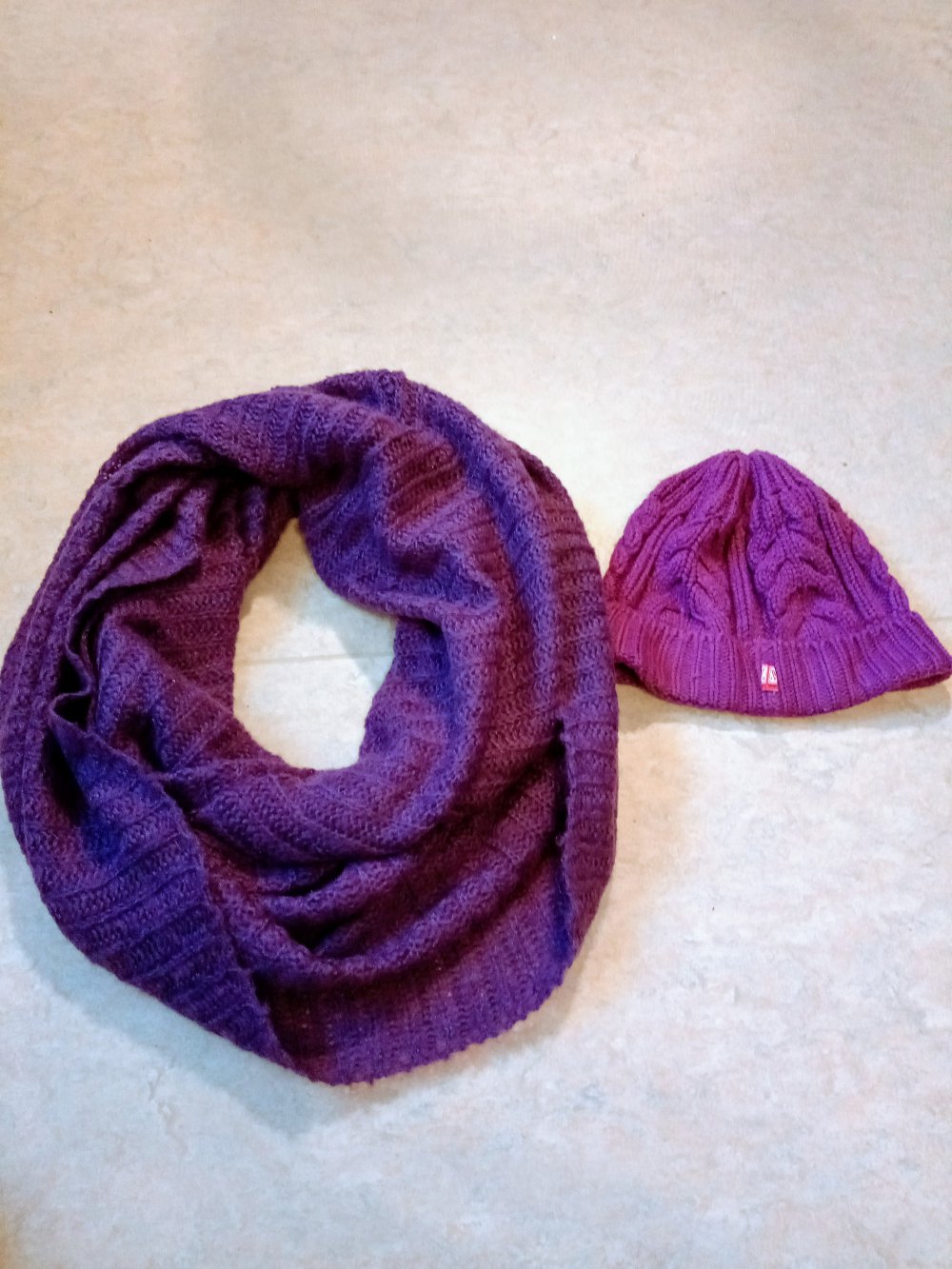 Schönes Sets: Mütze mit Schal in Lila 