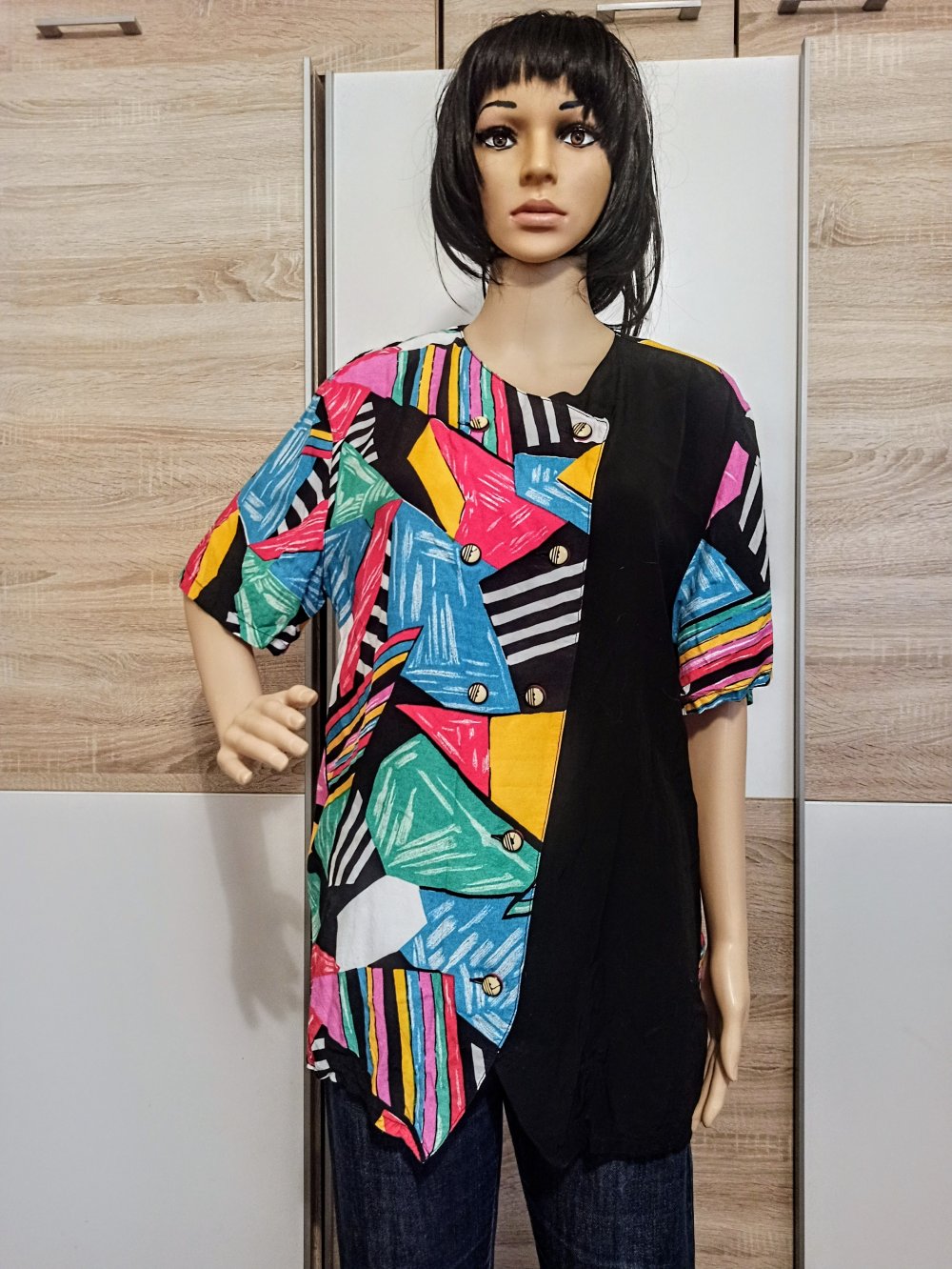 Schöne bunte Bluse mit Knöpfe