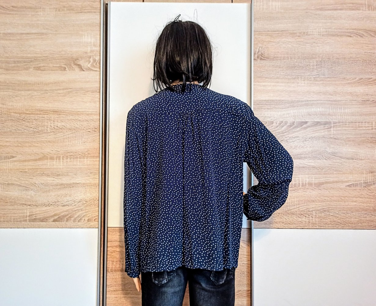 Schöne Bluse in Marienblau mit kleine weiße kreise von edc