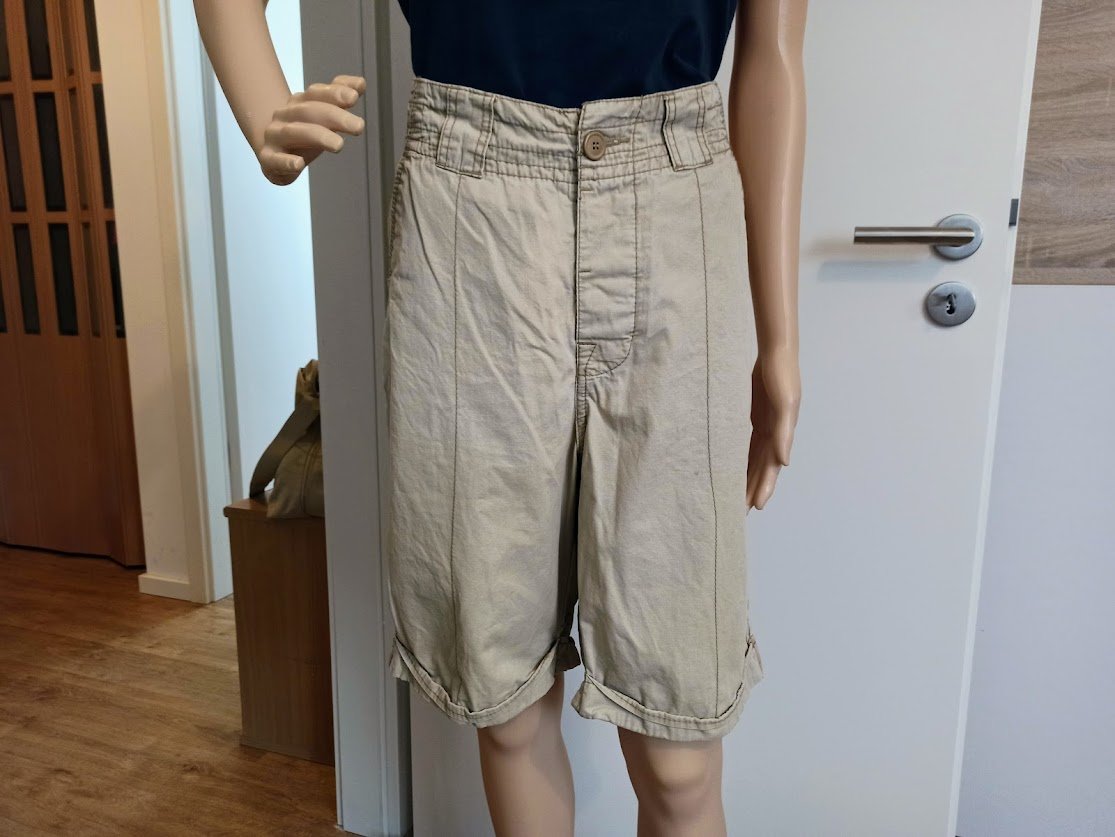 Schöne lange Schorts in beige von Divided