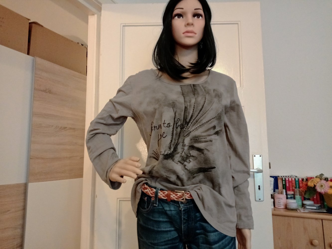 Schöner Langarm-Shirt in beige mit Vogel und Straps steinen 