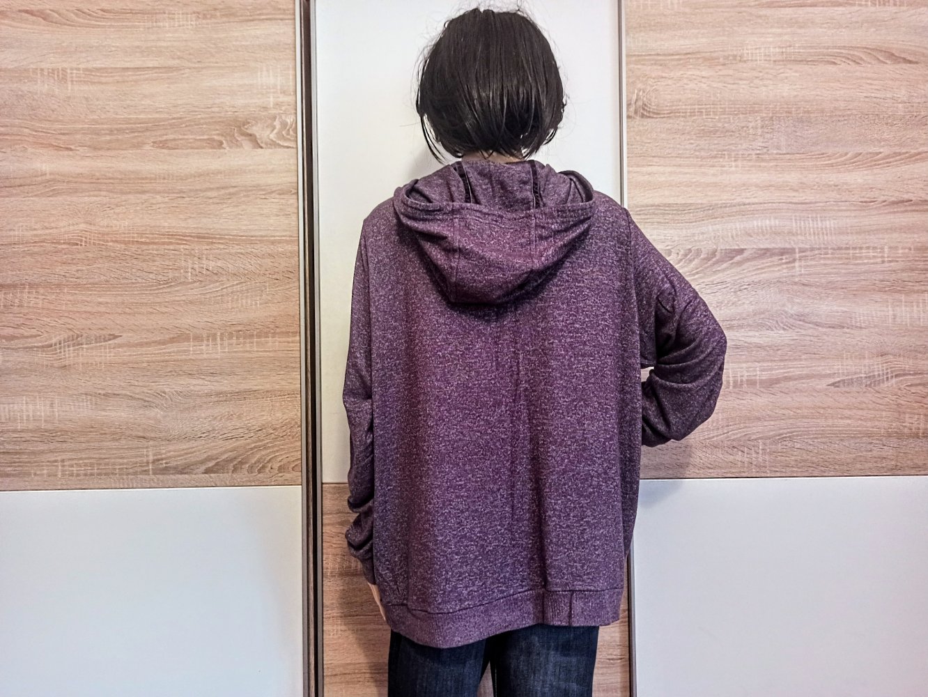 Schöner Pullover in lila mit Kapuze von TCM