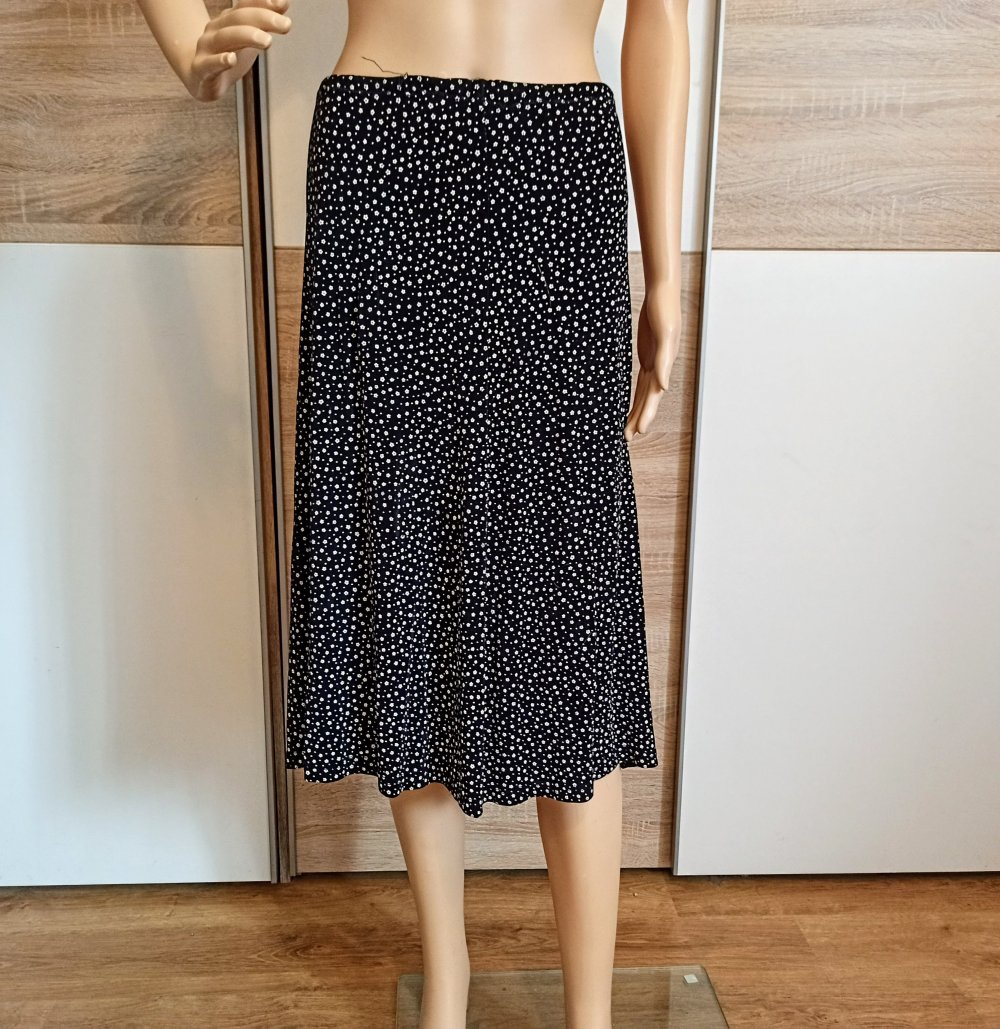 Schöner Rock in schwarz mit kleine weiße Blümchen