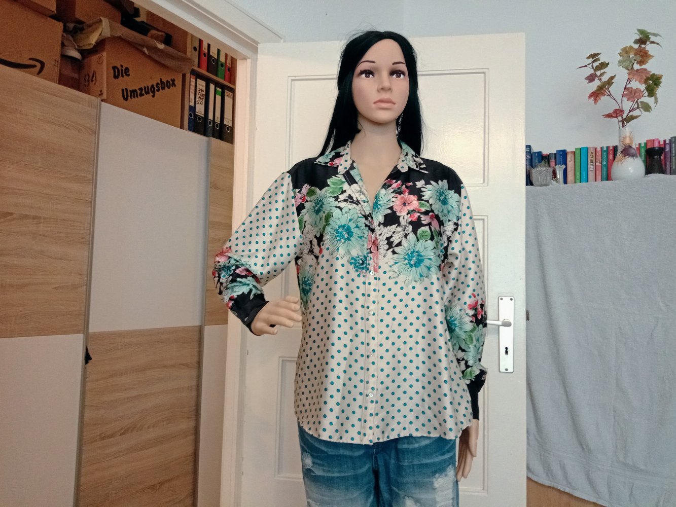 Schöne leichte Bluse von Zara mit blaue Punkten und Blumen Muster 