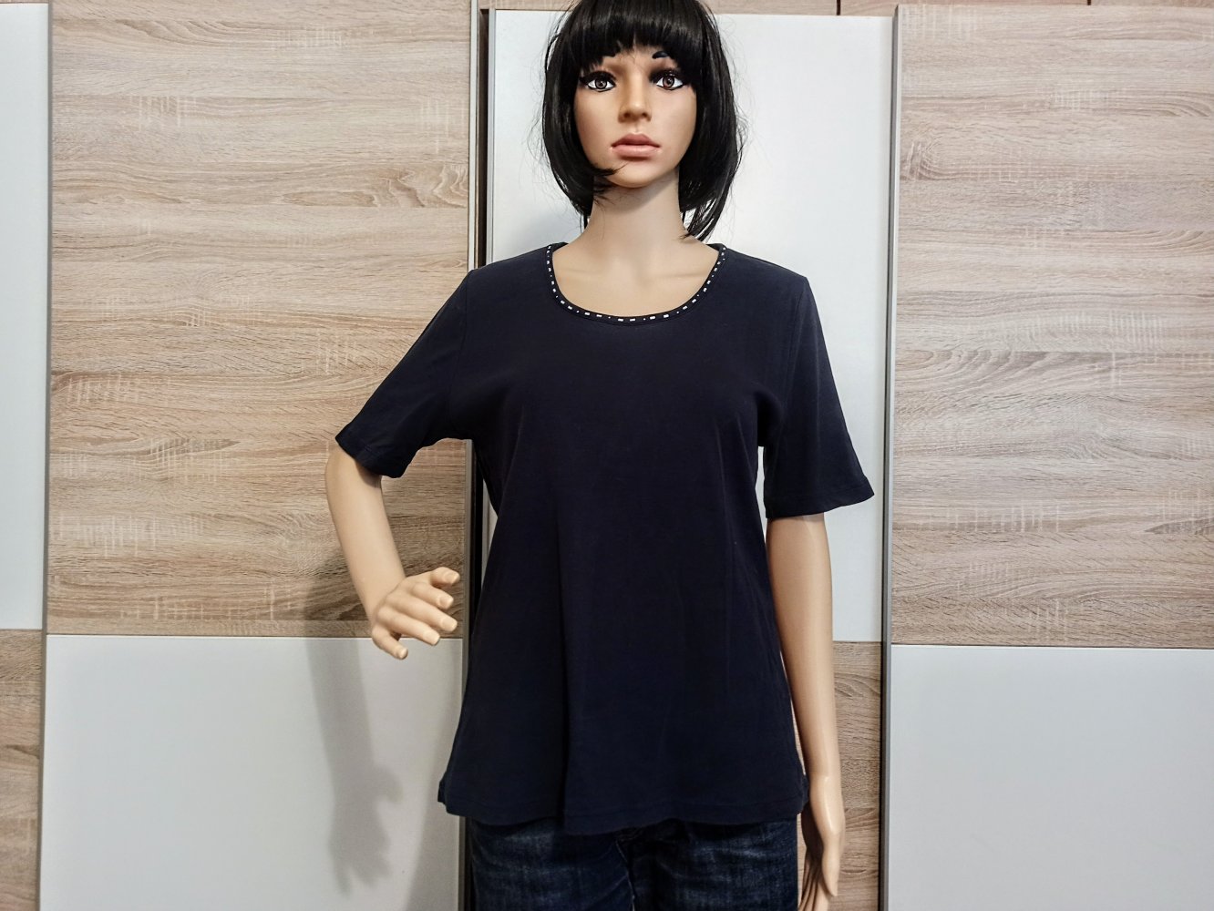 Schönes T-Shirt in marienblau mit Strasssteinen von Fabiani