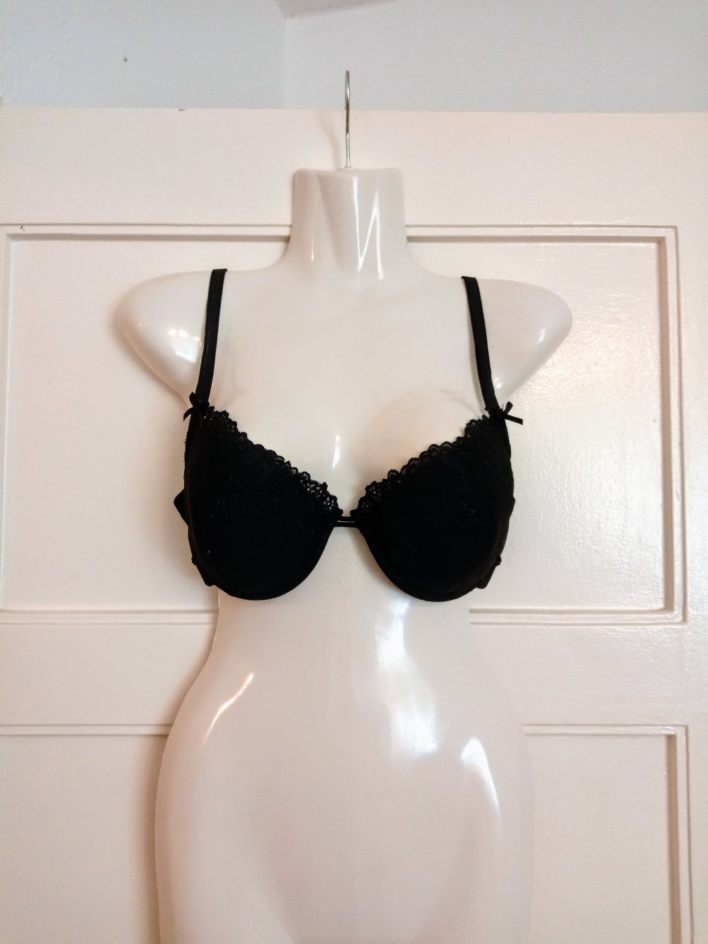 Sehr schönes BH in schwarz mit Spitze 
