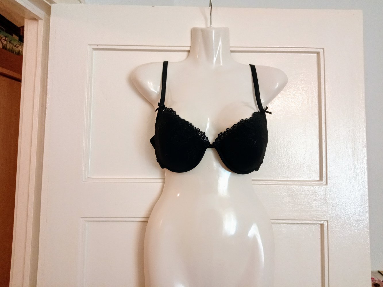 Sehr schönes BH in schwarz mit Spitze 