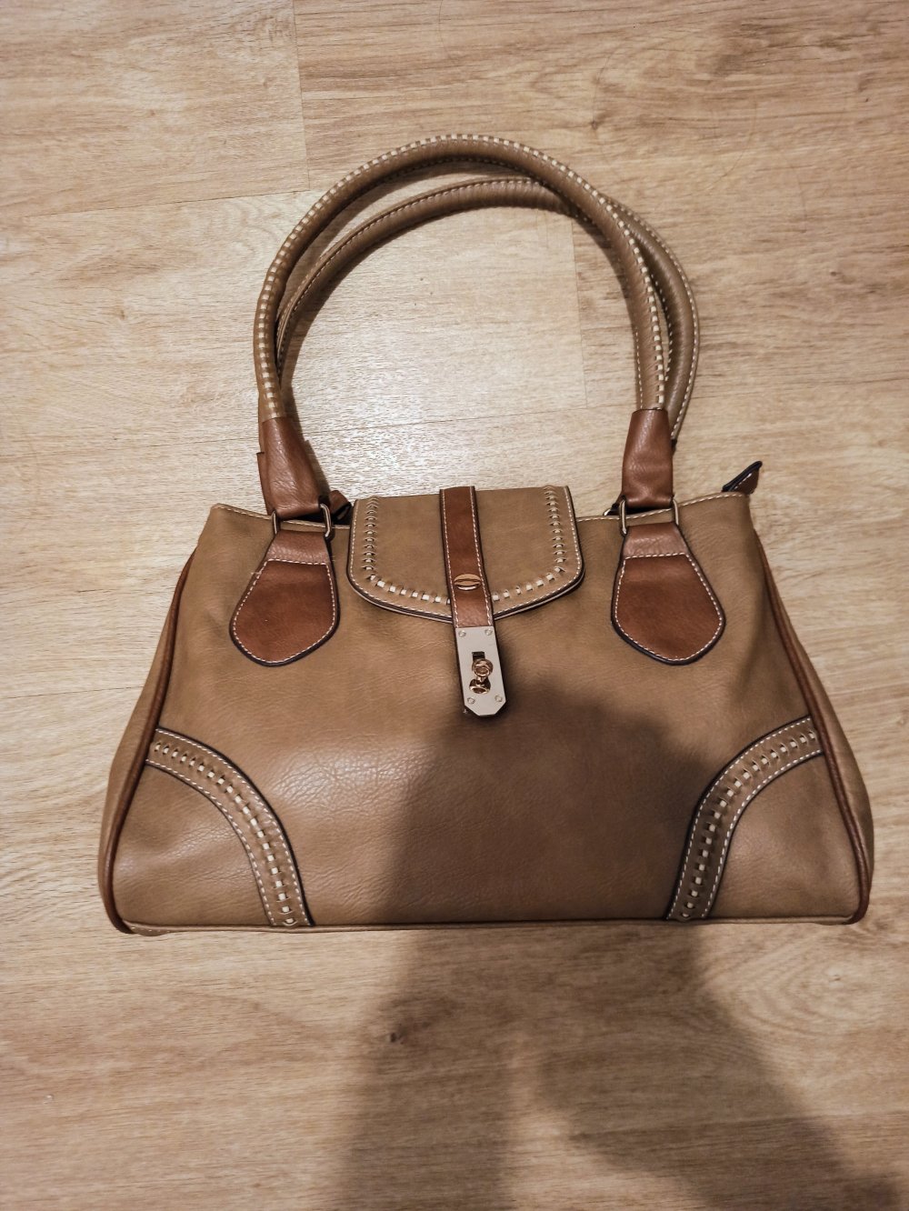 Schöne Hand-Tasche in hell-braun