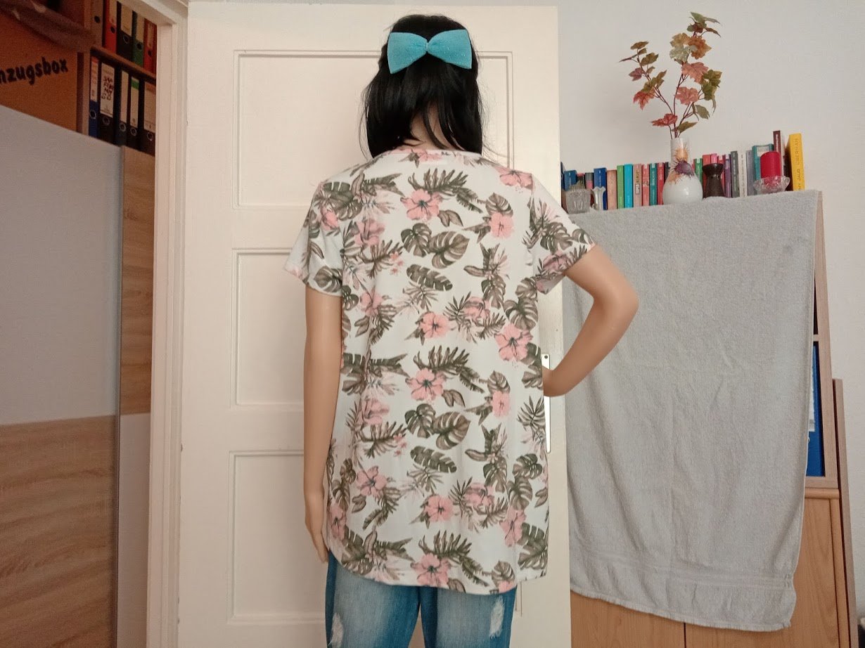 Sehr schöner T-Shirt von Infinity Women mit Blümchen 