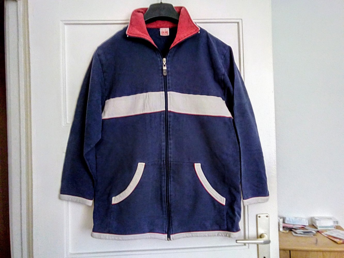 Schöne dunkelblaue Jacke von Triumph