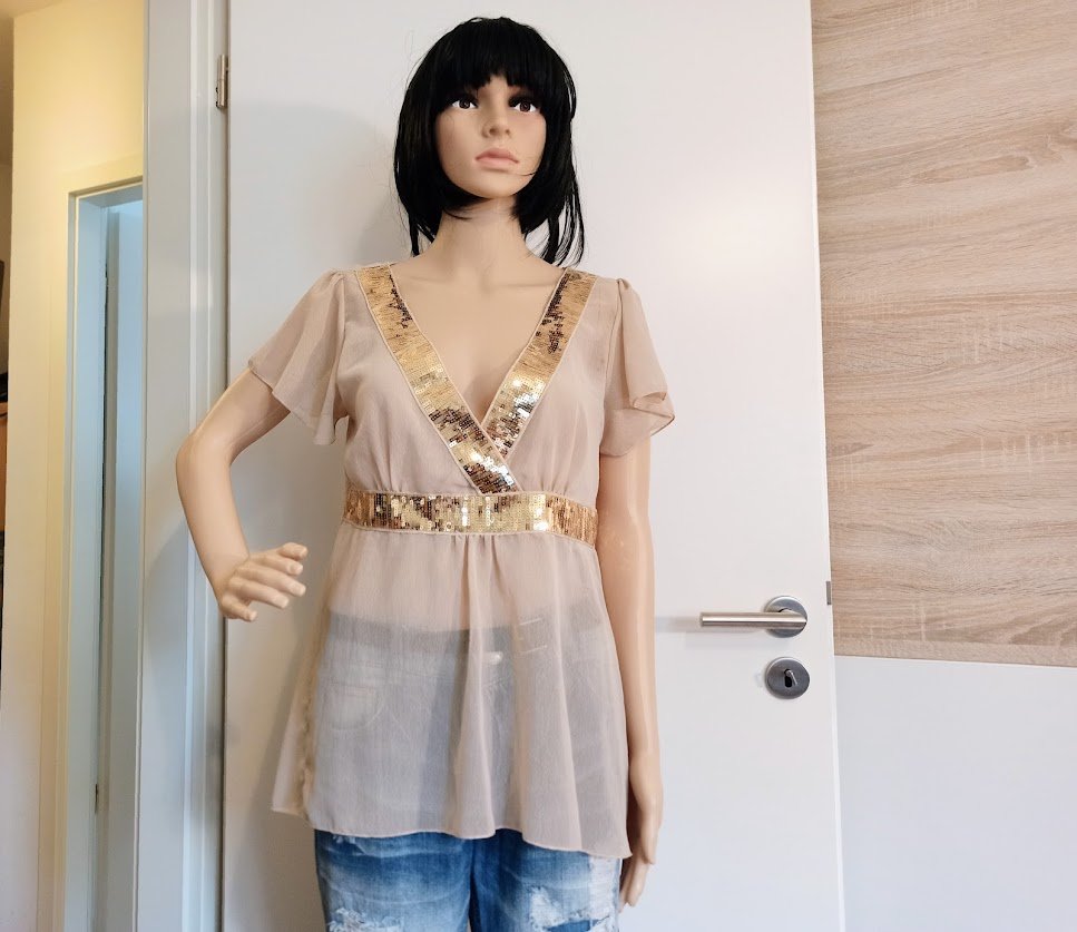 Schöne durschsichtige Bluse in beige mit Strapssteinen von Divided