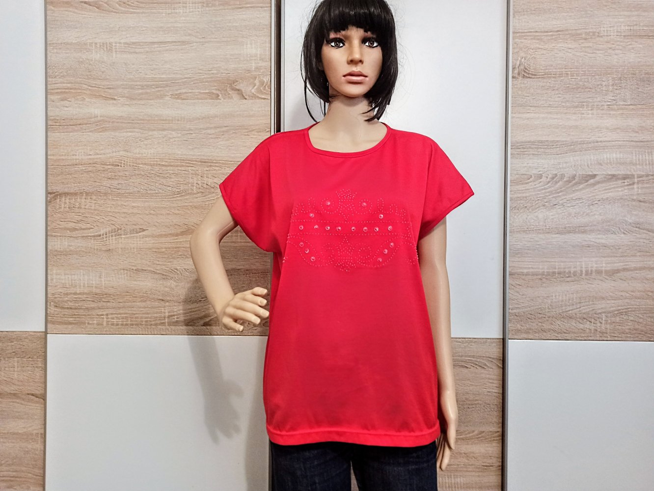 Schönes T-Shirt in rot mit Strasssteinen