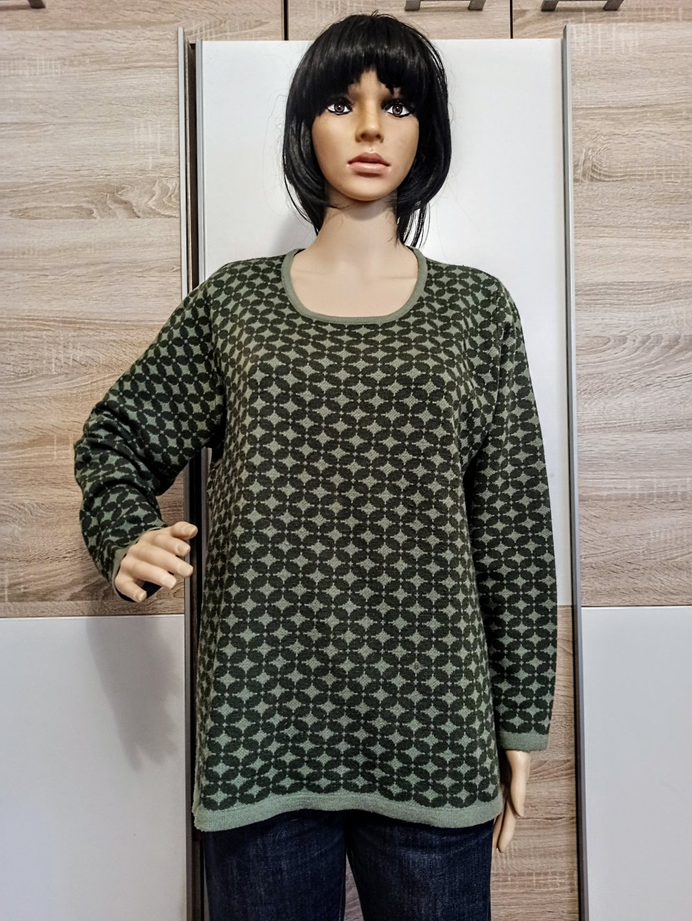 Schöner Pullover in grün mit hellgrünen Sternen