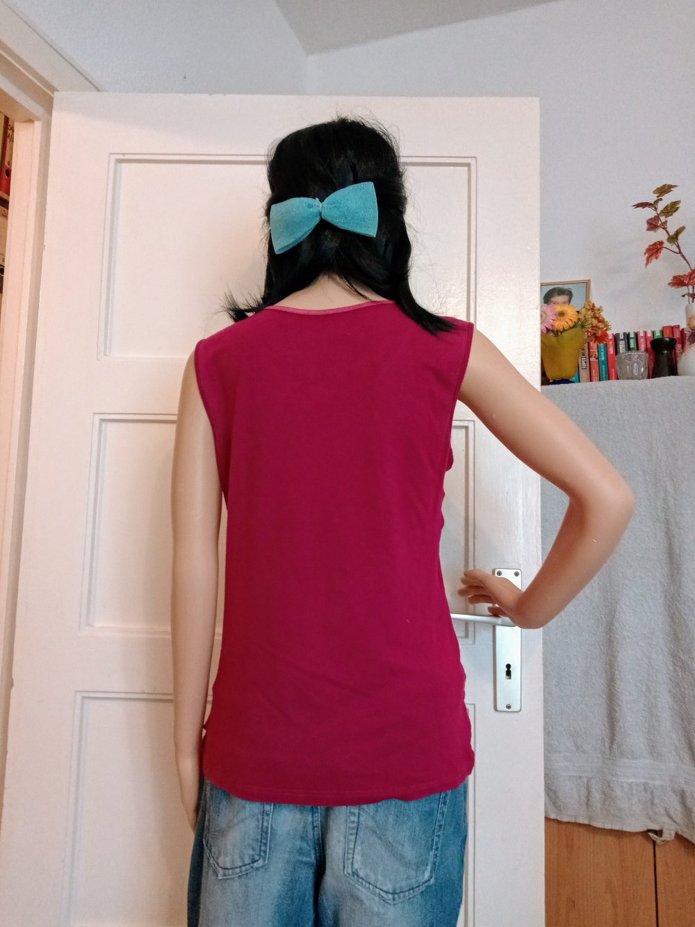 Schönes T-Shirt in burgunderrot mit kleinen Straps Steinen