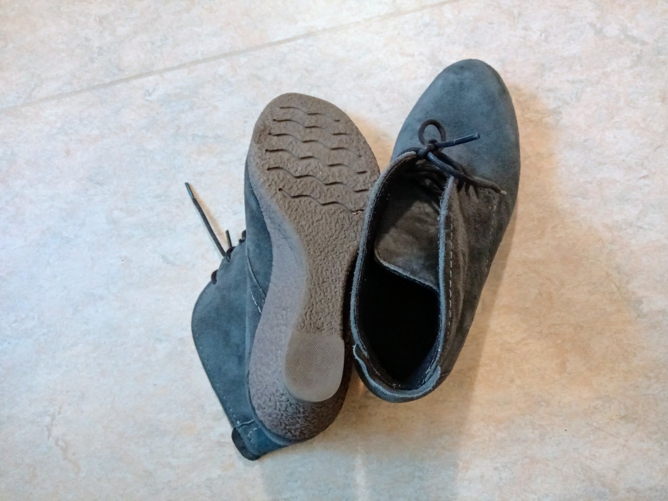 Tolle Wildleder Stiefeletten mit Keilabsatz