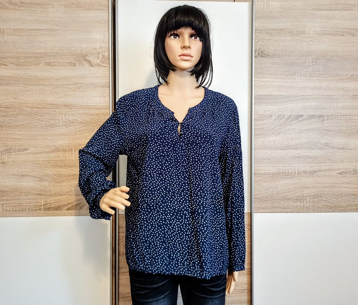 Schöne Bluse in Marienblau mit kleine weiße kreise von edc