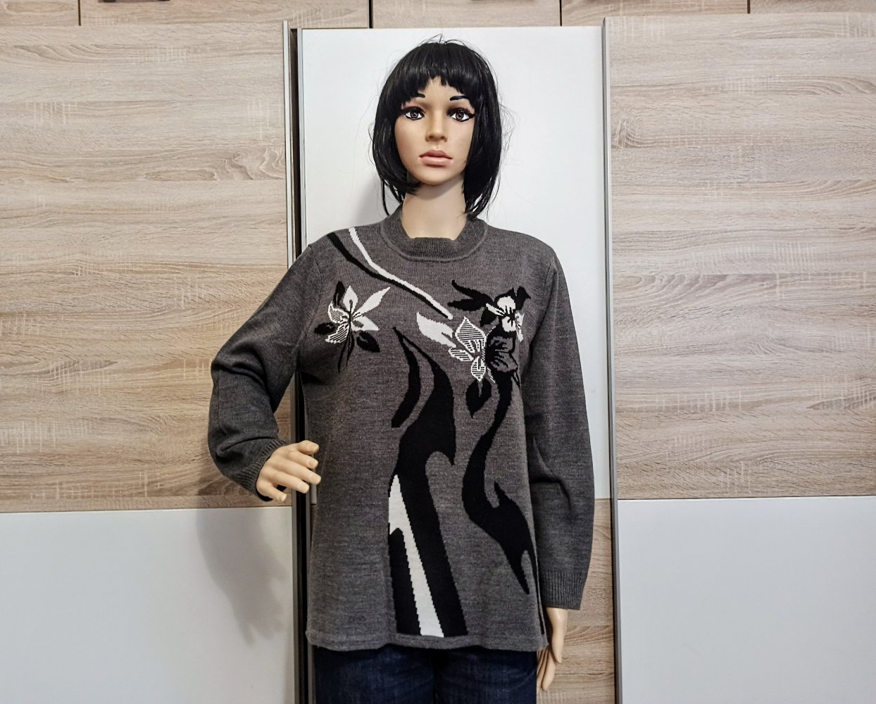 Schöner Pullover in grau/schwarz/weiß mit Blümen